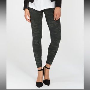 SPANX Look At Me Now Seamless Camo Leggings, Women’s Size Medium